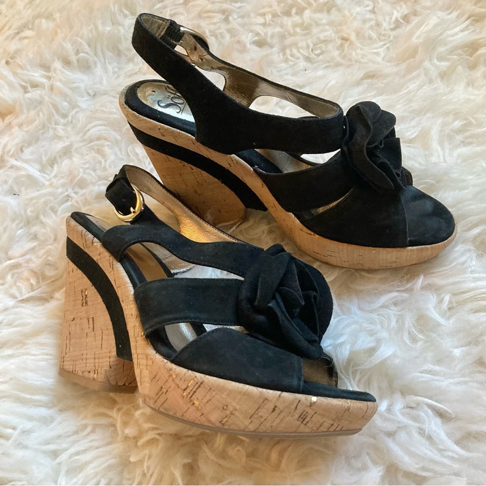 Söft suede platform cork sandal rosette